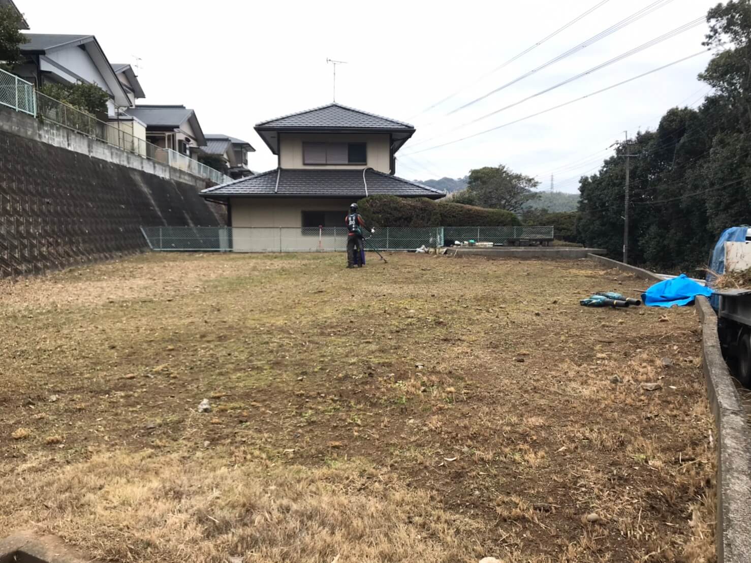 刃による草刈りを終えてナイロンコードによる仕上げの草刈りを行っています。